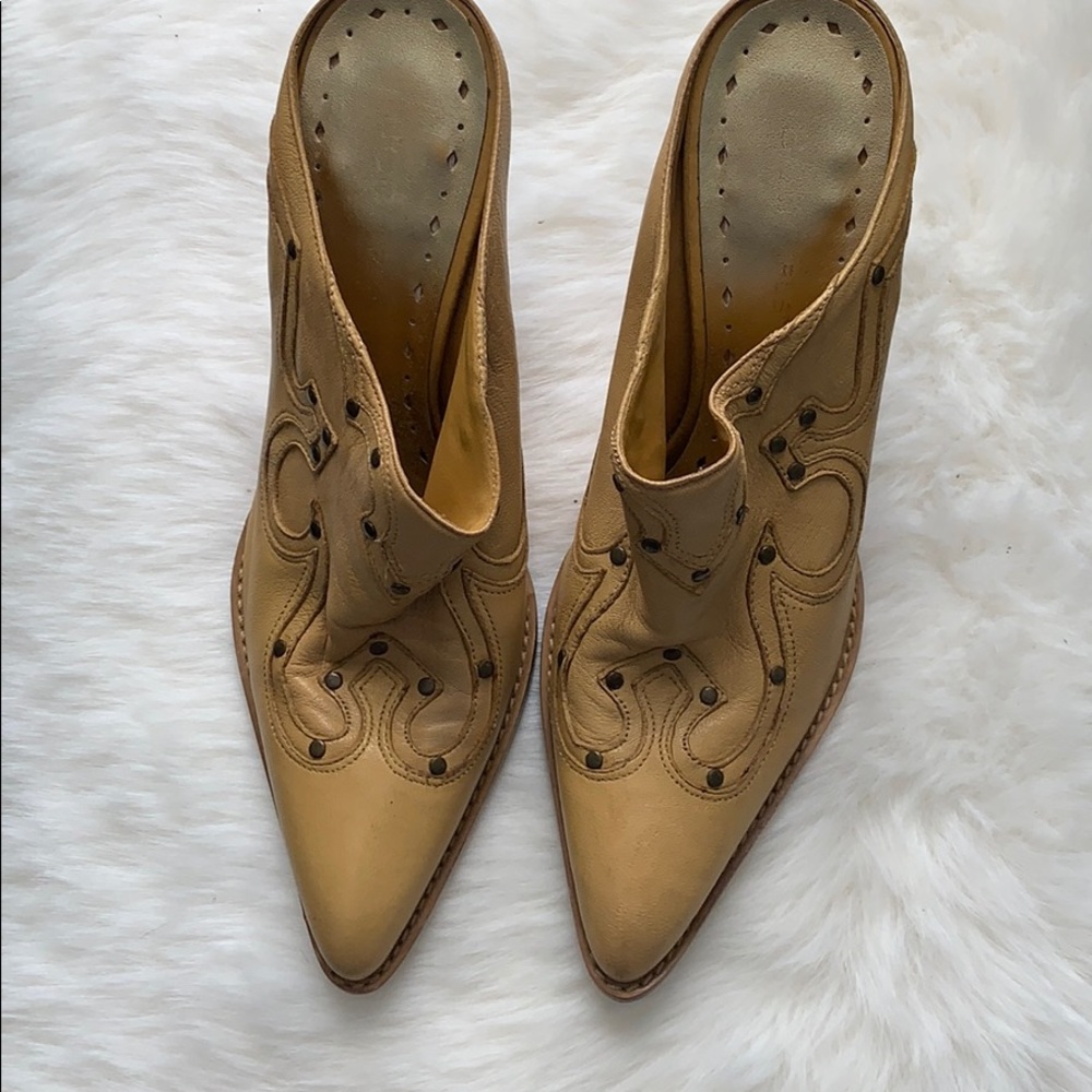 BCBG  shoes